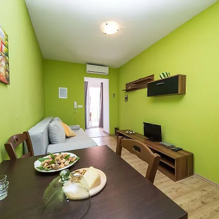 Charmantes Nur 300 Meter Zum Mit Meerblick, Waschmaschine, Wifi * Crikvenica