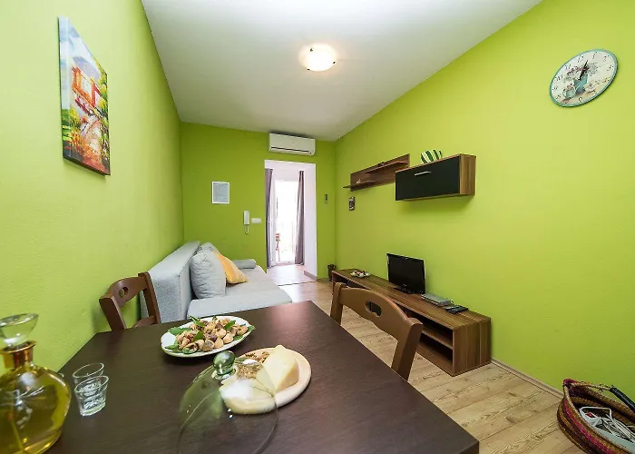 Charmantes Nur 300 Meter Zum Mit Meerblick, Waschmaschine, Wifi * Crikvenica