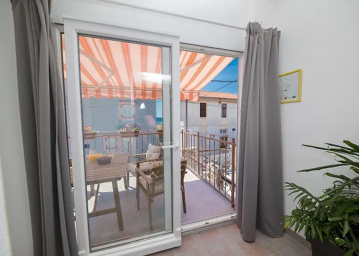 Charmantes Nur 300 Meter Zum Mit Meerblick, Waschmaschine, Wifi * Crikvenica